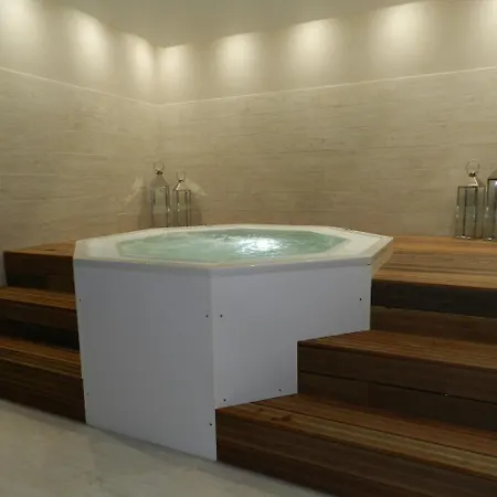 - - La Venise Verte Hotel